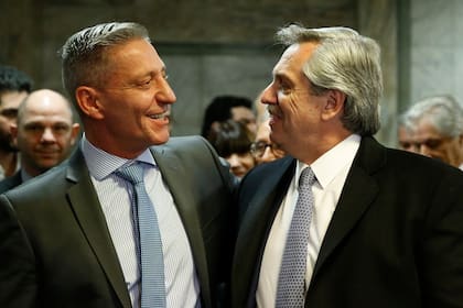 Mariano Arcioni y Alberto Fernández; el kirchnerismo presiona para que el gobernador baje su lista