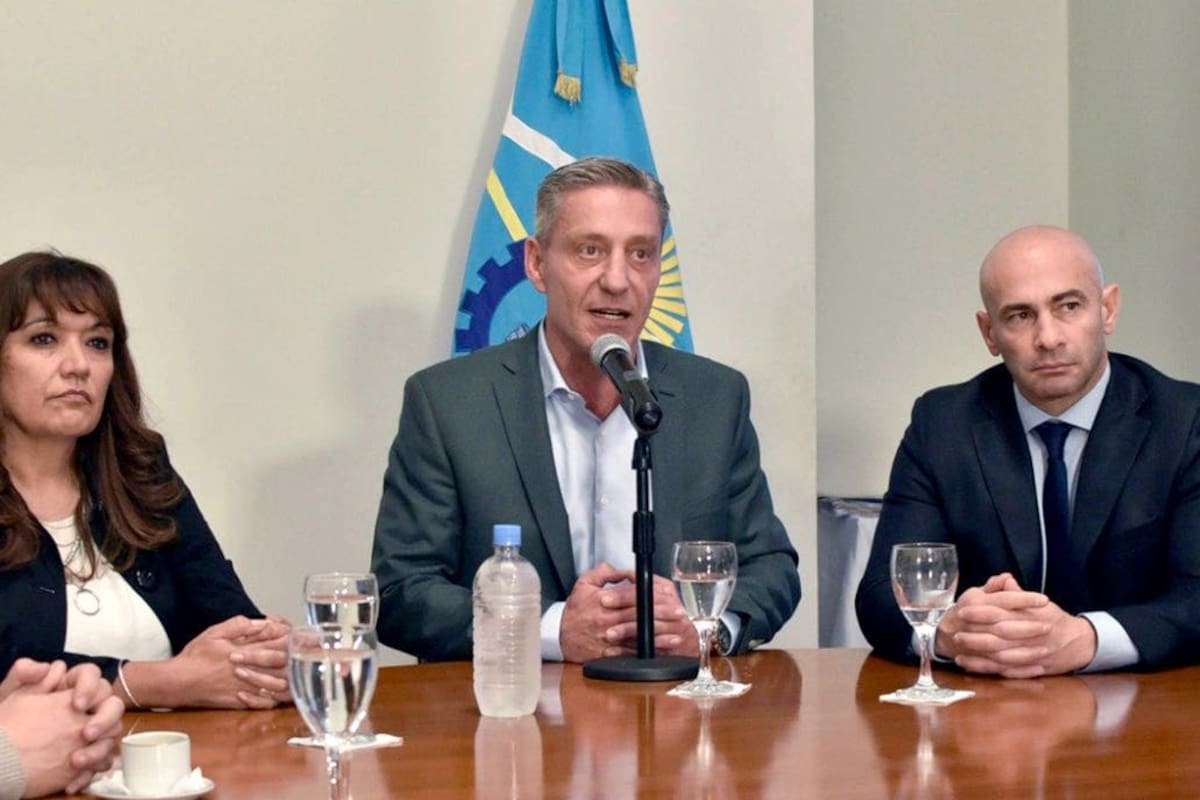 El gobernador Arcioni postergó los pagos salariales a los estatales y eso complicó el funcionamiento de la administración