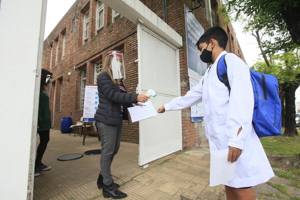 El gobernador Axel Kicillof adelantó que los estudiantes irán a la escuela dos o tres días de forma presencial y los demás se conectarán de forma remota