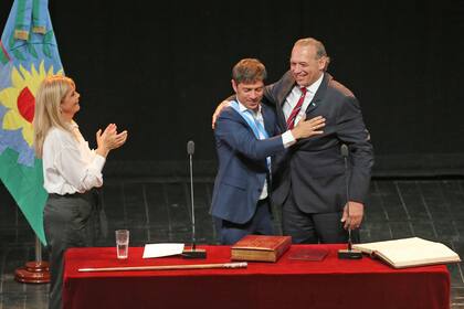 El gobernador Axel Kicillof, al tomarle juramento a Sergio Berni como ministro de Seguridad