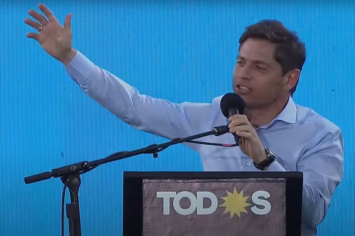 El gobernador Axel Kicillof durante el acto de cierre de campaña del Frente de Todos en Merlo.
