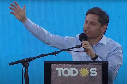 El gobernador Axel Kicillof durante el acto de cierre de campaña del Frente de Todos en Merlo.