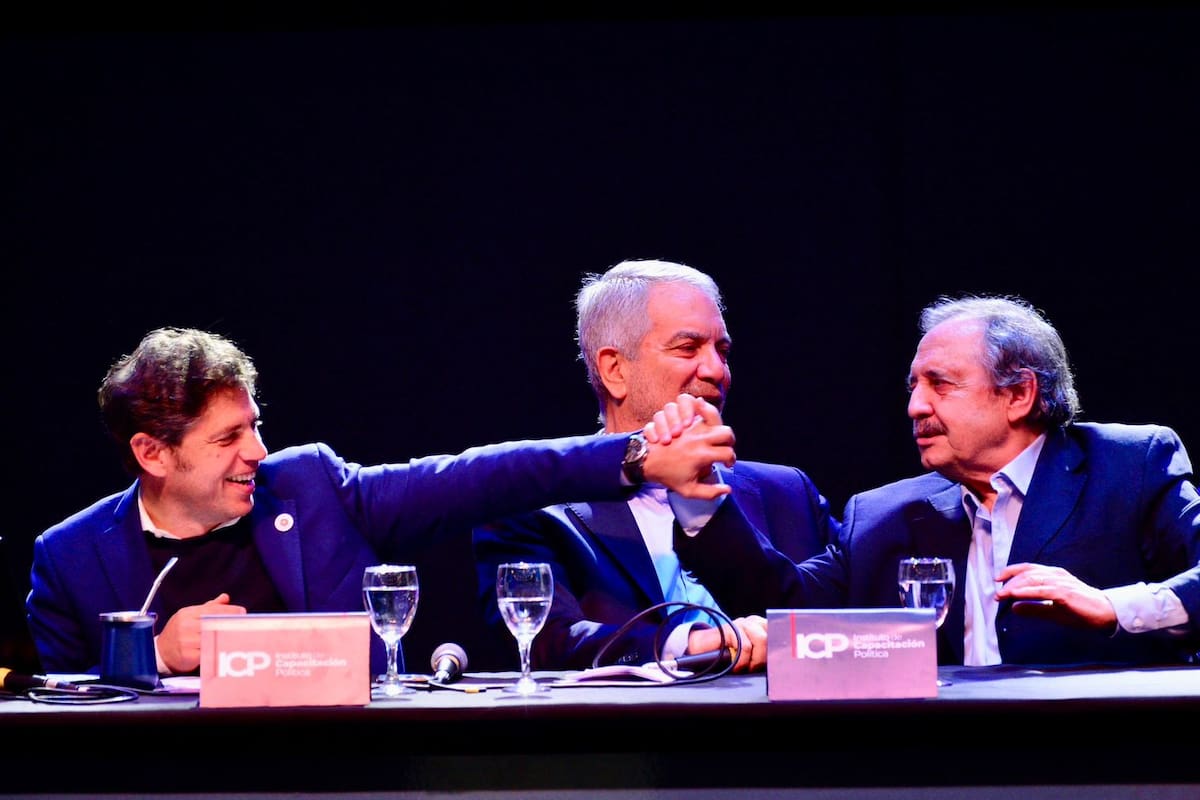 El gobernador Axel Kicillof, el intendente de La Plata, Julio Alak,y el exembajador argentino en España Ricardo Alfonsín