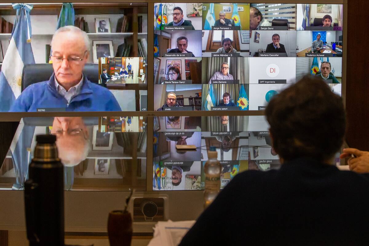 El gobernador Axel Kicillof, el ministro de Salud, Daniel Gollan e intendentes