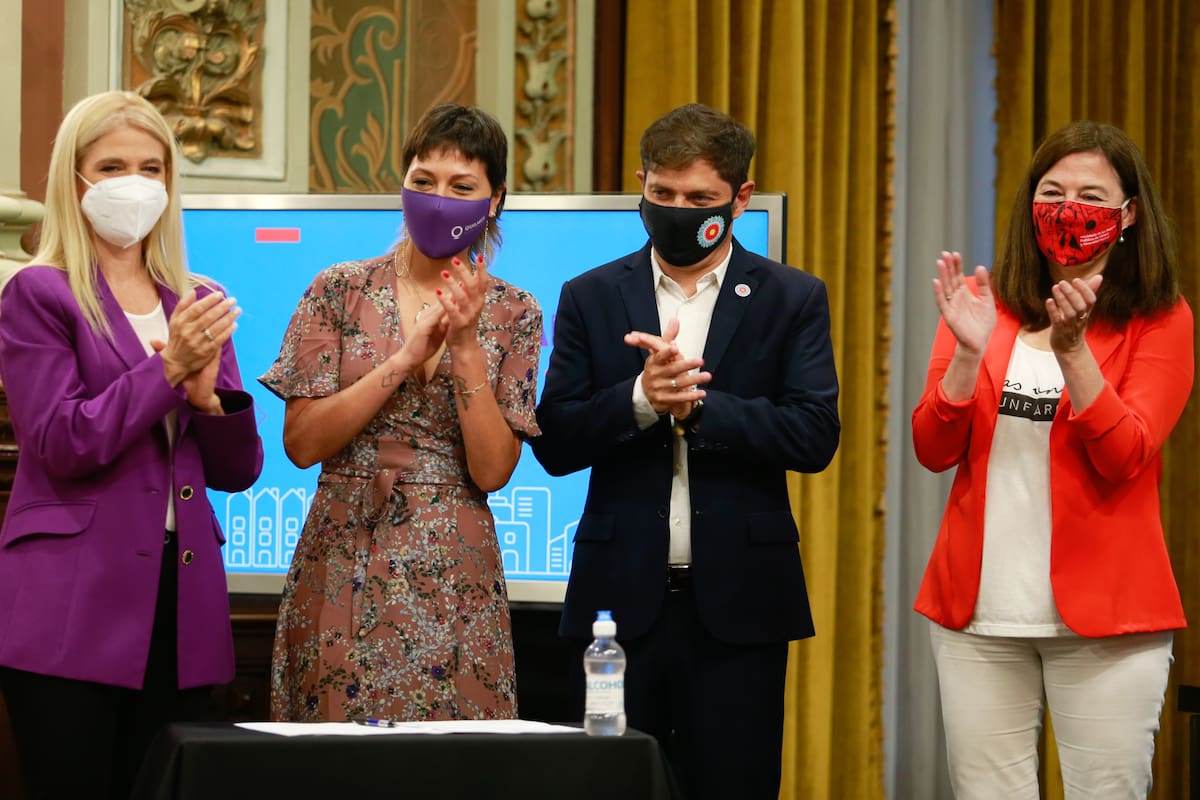 El gobernador Axel Kicillof, en el acto por el Día de la Mujer, con Verónica Magario, Mayra Mendoza y Estela Díaz