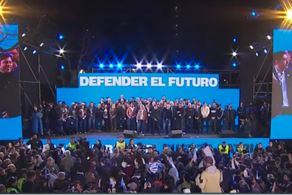 El gobernador Axel Kicillof en el búnker de Fuerza Patria