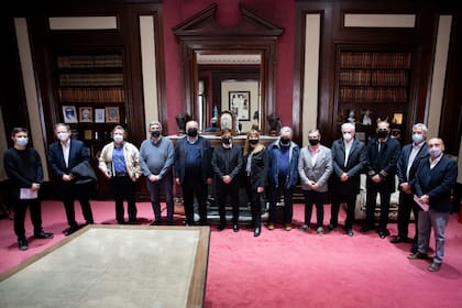 El gobernador Axel Kicillof, en el centro, con los integrantes de la cadena cárnica