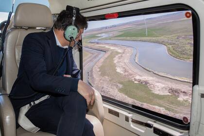 El gobernador Axel Kicillof en la recorrida por la obra del cuarto tramo del río Salado