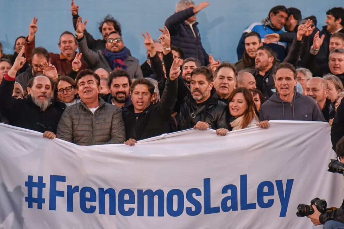 El gobernador Axel Kicillof, en medio de dirigentes del PJ bonaerense, este sábado en Florencio Varela