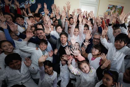 El gobernador Axel Kicillof en modo campaña, junto a alumnos de una escuela primaria en Arrecifes