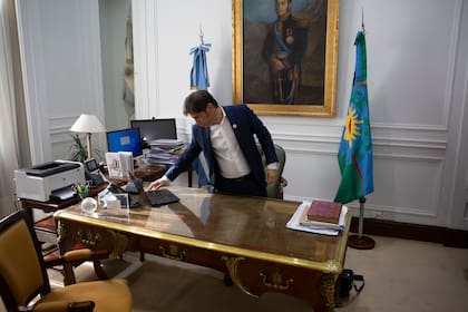El gobernador Axel Kicillof en su despacho de la casa de gobierno provincial