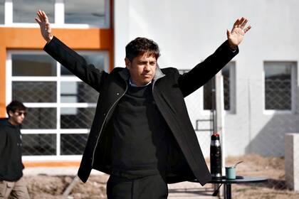 El gobernador Axel Kicillof pasó ayer en tren de campaña por Olavarría