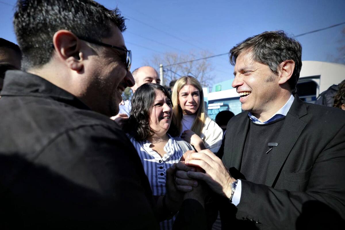 El gobernador Axel Kicillof saluda al concejal de Brandsen Lucas Bronicardi