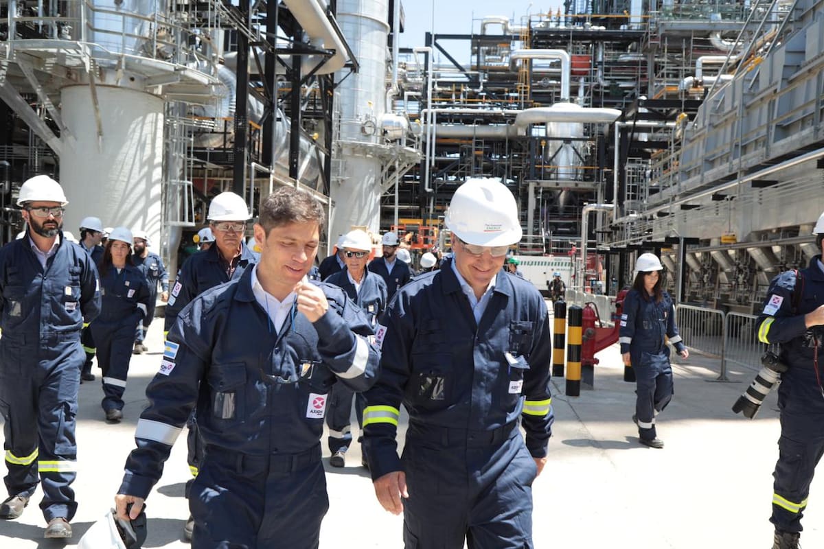 El gobernador Axel Kicillof visitó dos veces las refinería de Axion en Campana desde que asumió, en febrero y en junio pasado