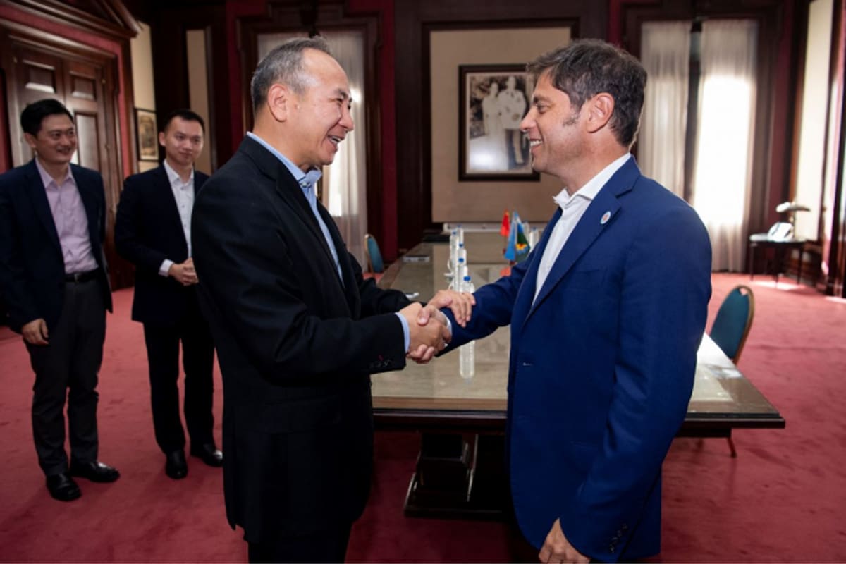 El gobernador Axel Kicillof y el embajador chino Wang Wei, este año en La Plata