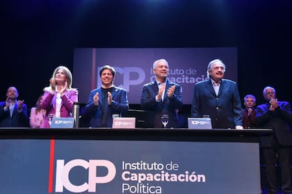 El gobernador Axel Kicillof y el exembajador Ricardo Alfonsín, junto al intendente de La Plata, Julio Alak, en el Instituto de Capacitación Política