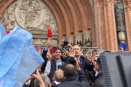El gobernador Axel Kicillof y el ministro de Justicia bonaerense, Julio Alak, luego del Tedeum de la Catedral de La Plata