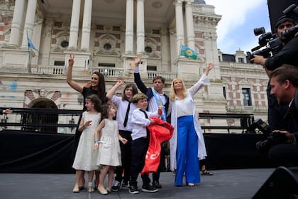 El gobernador Axel Kicillof y la vicegobernadora Verónica Magario saludan luego de la jura