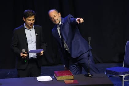 El gobernador Axel Kicillof y su flamante jefe de Gabinete, Martín Insaurralde; la provincia fue la última en firmar un acuerdo con la Anses y recibirá $10.167 millones en 12 cuotas