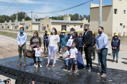 Él gobernador Axel Kicillof, el diputado Máximo Kirchner y la intendenta Marial Fernández inauguraron un barrio con la entrega de 364 viviendas el 4 de diciembre pasado; hoy es territorio de disputa narco