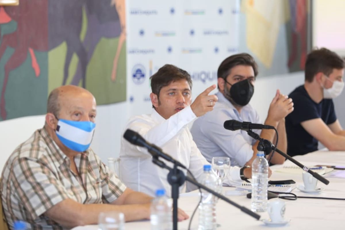 El gobernador bonaerense Axel Kicillof durante la conferencia de prensa de este mediodía en Santa Clara.