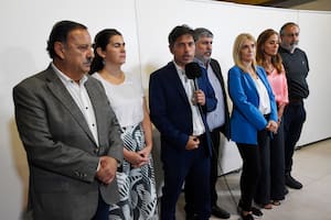 El gobernador bonaerense, Axel Kicillof, habla tras la cumbre de la CGT con gobernadores del PJ para tratar de frenar los proyectos del Gobierno en el Congreso.
Kicillof Axel / Fuentes Marcelo / Magario Verónica / Daer Héctor / Tolosa Paz Victoria / Quintela Ricardo