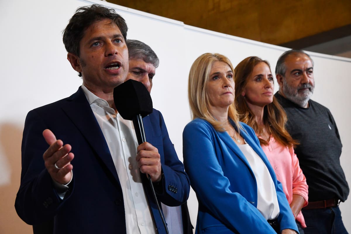 El gobernador bonaerense, Axel Kicillof, habla tras la cumbre de la CGT con gobernadores del PJ para tratar de frenar los proyectos del Gobierno en el Congreso.
Kicillof Axel / Fuentes Marcelo / Magario Verónica / Daer Héctor / Tolosa Paz Victoria / Quintela Ricardo
