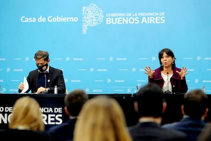 El gobernador bonaerense, Axel Kicillof, junto con la titular de la AFIP, Mercedes Marcó del Pont