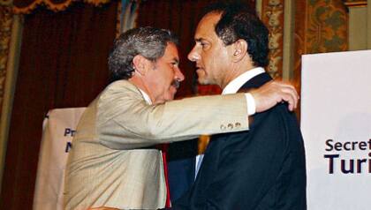 El entonces gobernador bonaerense Felipe Solá, cuando le dio su respaldo a la candidatura de Daniel Scioli, que era vicepresidente