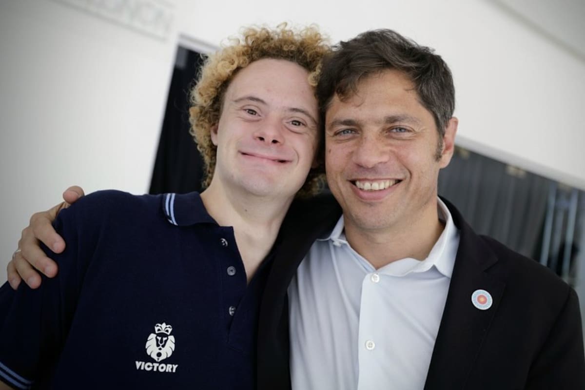 El gobernador bonaerense junto al nadador de elite de la Escuela Municipal de Natación Adaptada de Necochea.