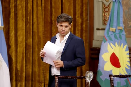 El gobernador bonaerense lo estableció por decreto; no descarta el cierre de las dependencias públicas