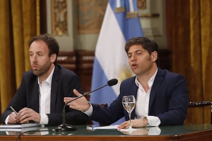 Kicillof y López en conferencia de prensa anunciaron el pago de U$S 250 millones. Con aportes de privados y municipios, logró contra reloj sumar el 60% del monto a pagar y esquivó el default