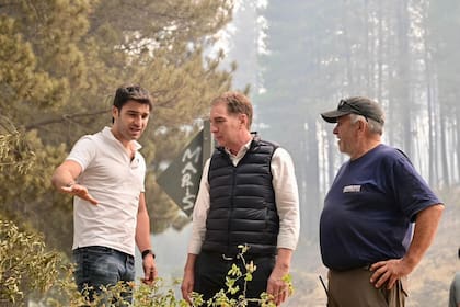 El gobernador chubutense Torres y el ministro nacional Santilli, en una recorrida reciente por las zonas afectadas