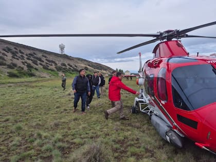 El gobernador Claudio Vidal al subir a uno de los vuelos del helicoptero durante la mañana durante el operativo de busqueda en el río Gallegos.