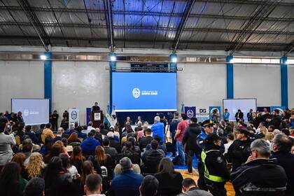 El gobernador Claudio Vidal en el gimnasio del CEPARD, en Río Gallegos, Santa Cruz