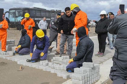 El gobernador Claudio Vidal habla con los presos que trabajan extramuros, custodiados por policías