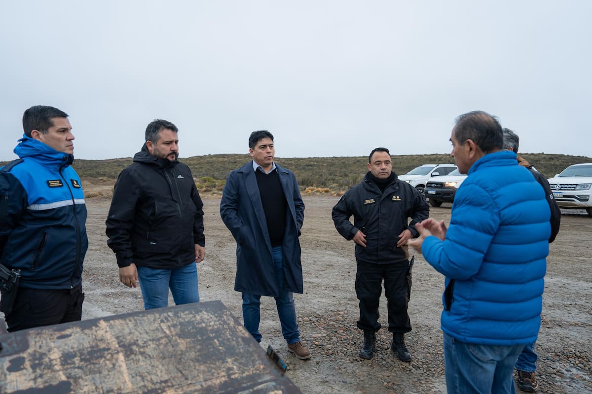 El gobernador Claudio Vidal junto al intendente de Caleta Olivia, Pablo Carrizo, durante una recorrida en la que se detectaron irregularidades en los tomaderos de agua en la ciudad petrolera.