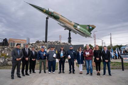 El gobernador Claudio VIdal junto al intendente de Puerto San Julián, en los actos centrales en la localidad costera, uno de los escenarios donde se vivió la guerra en 1982.
