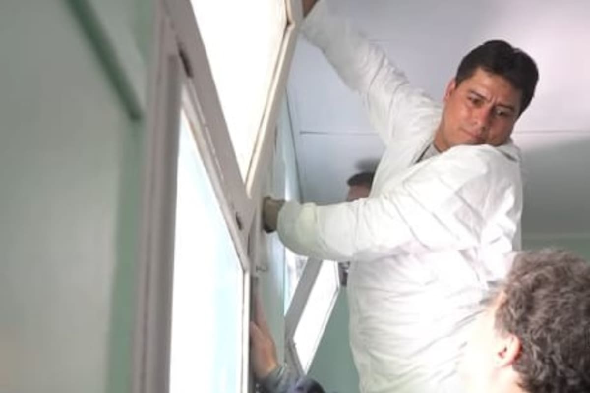 El gobernador Claudio Vidal junto al presidente del CPE, Daniel Busquet, mientras arreglaban un aula hoy en la Escuela 19 de Río Gallegos.