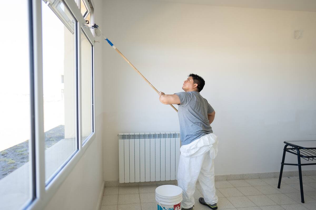 El gobernador Claudio Vidal participando del "Operativo Escuelas" para acondicionar los establecimientos de toda la provincia