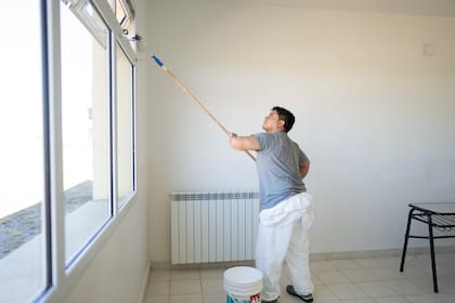 El gobernador Claudio Vidal participando del "Operativo Escuelas" para acondicionar los establecimientos de toda la provincia