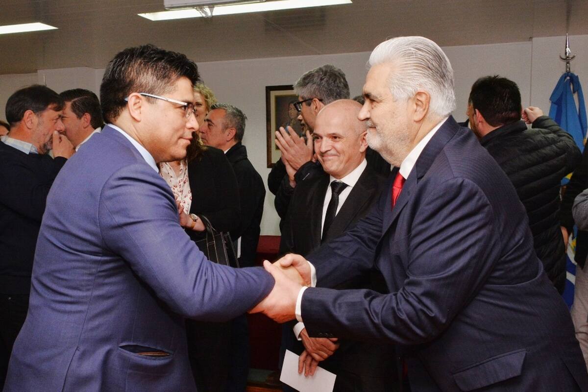 El gobernador Claudio Vidal saluda a Sergio Acevedo, minutos después que el exgobernador jurara como vocal del Tribunal Superior de Justicia.