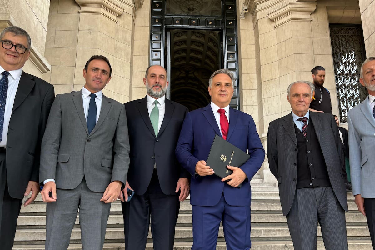 El gobernador cordobés Llaryora fue a la audiencia acompañado por varios de sus funcionarios