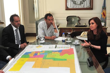 El gobernador, Daniel Scioli, con el exintendente Bruera y Cristina Kirchner, durante las inundaciones de 2013