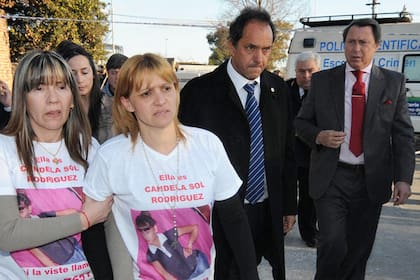 El gobernador Daniel Scioli y el ministro Ricardo Casal junto a Carola labrador, la madre de Candela Rodríguez, el 31 de agosto de 2011