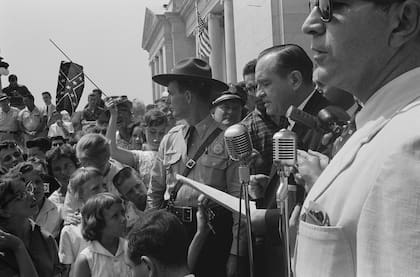 El gobernador de Arkansas, Orval Faubus, habla ante una multitud que protestaba contra la integración racial de las escuelas de Little Rock. En 1957, Faubus se opuso al ingreso de estudiantes negros a Central High School y ordenó desplegar a la Guardia Nacional frente al establecimiento