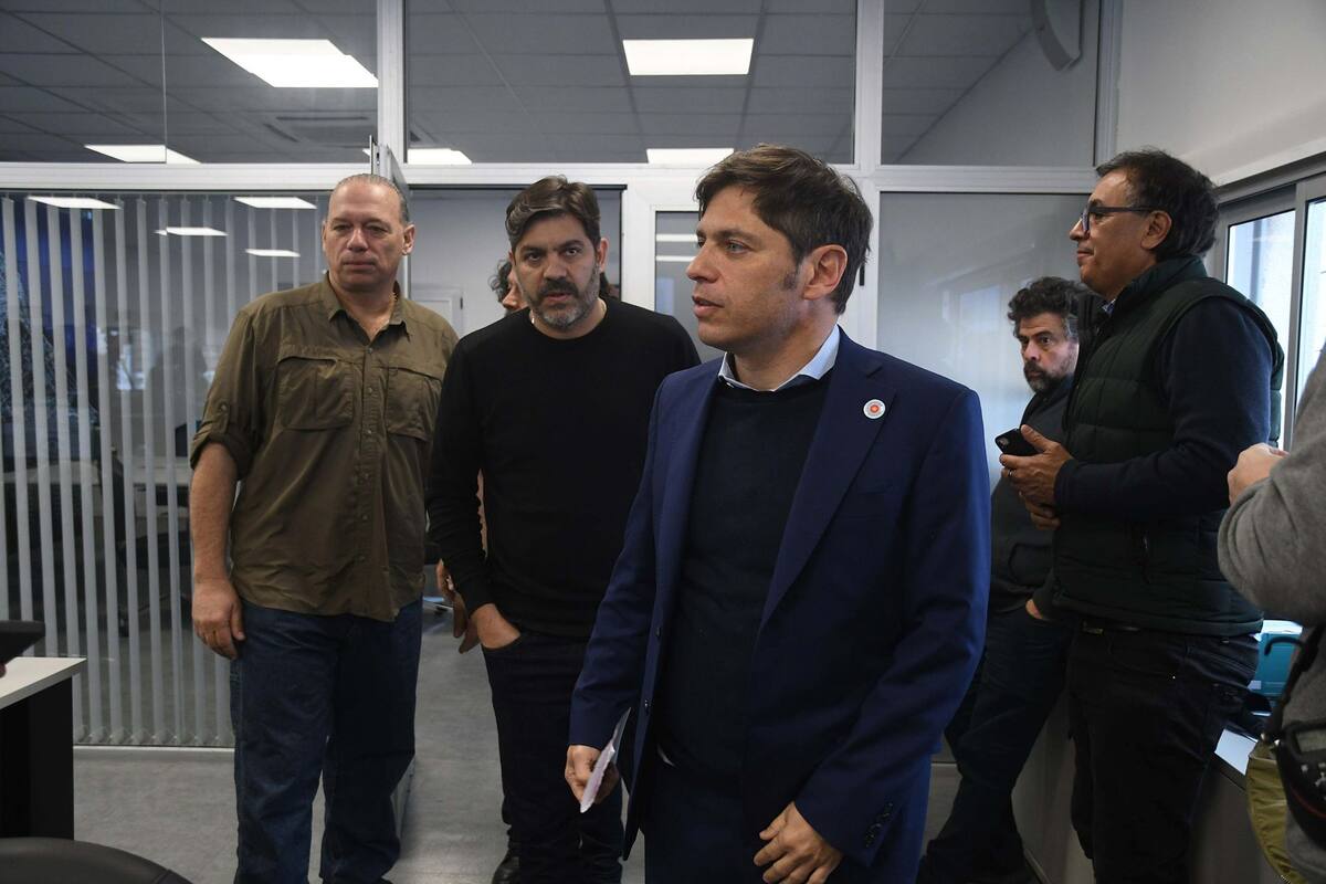 El gobernador de Buenos Aires, Axel Kicillof, durante una reunión por los saqueos junto a Carlos Bianco y Sergio Berni