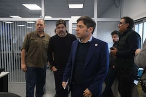 El gobernador de Buenos Aires, Axel Kicillof, durante una reunión por los saqueos junto a Carlos Bianco y Sergio Berni