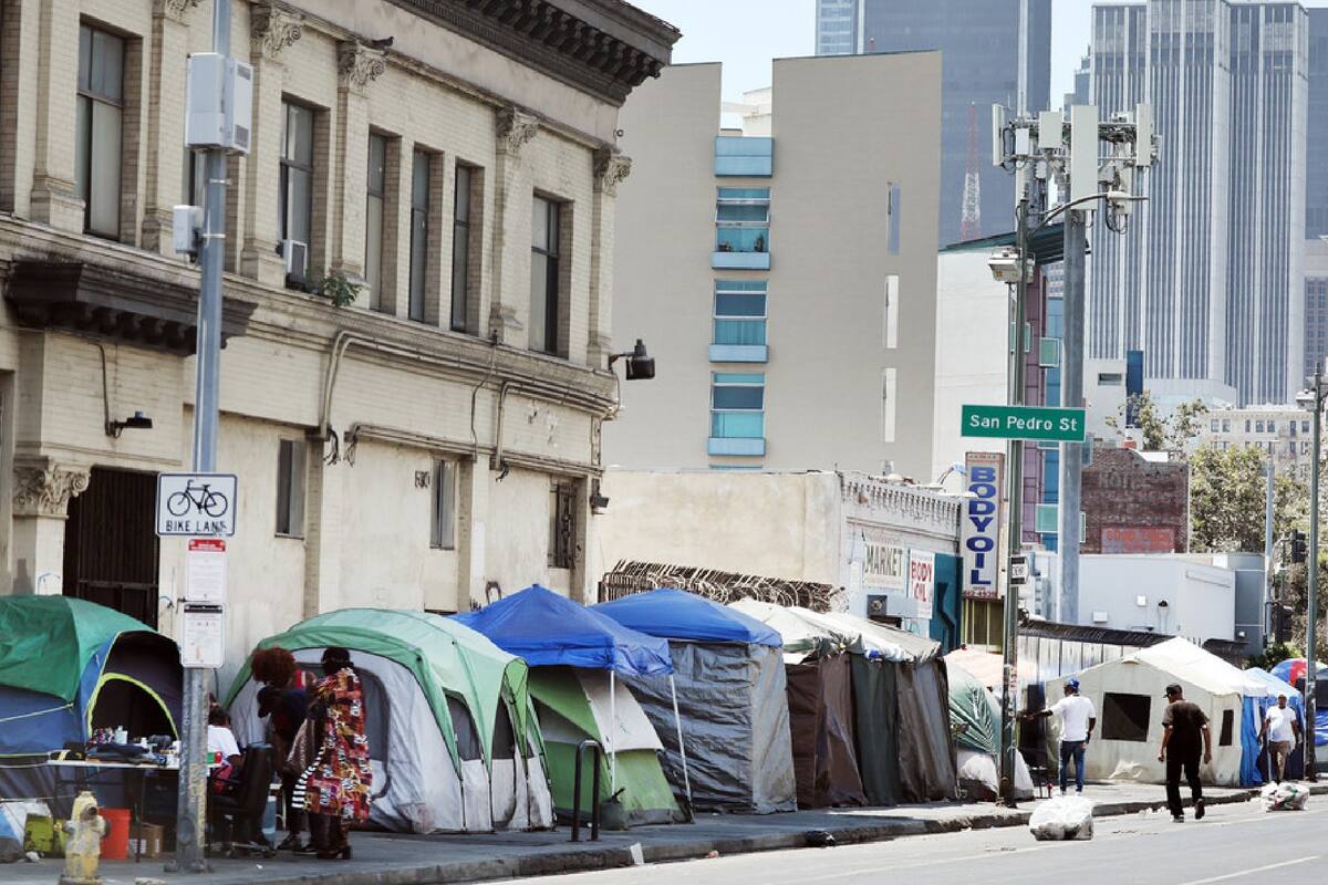 El gobernador de California emite una orden para desalojar campamentos de indigentes