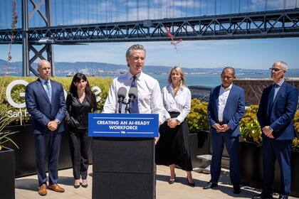 El gobernador de California firmó acuerdos con cuatro de empresas tecnológicas de IA